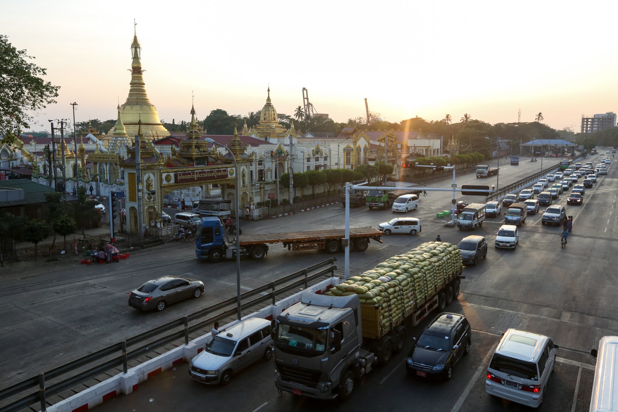 ลาวจำกัด 'จ่ายไฟฟ้า' สู่ท่าขี้เหล็กในเมียนมา