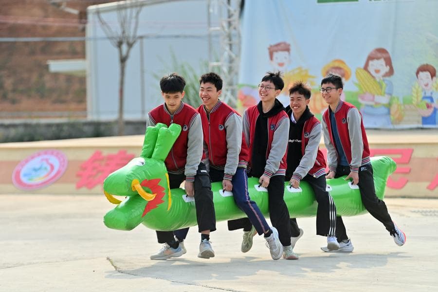 สนุกสนาน! โรงเรียนในอู๋โจวจัดกิจกรรม 'กีฬาพื้นบ้าน' ผ่านวิชาพละ