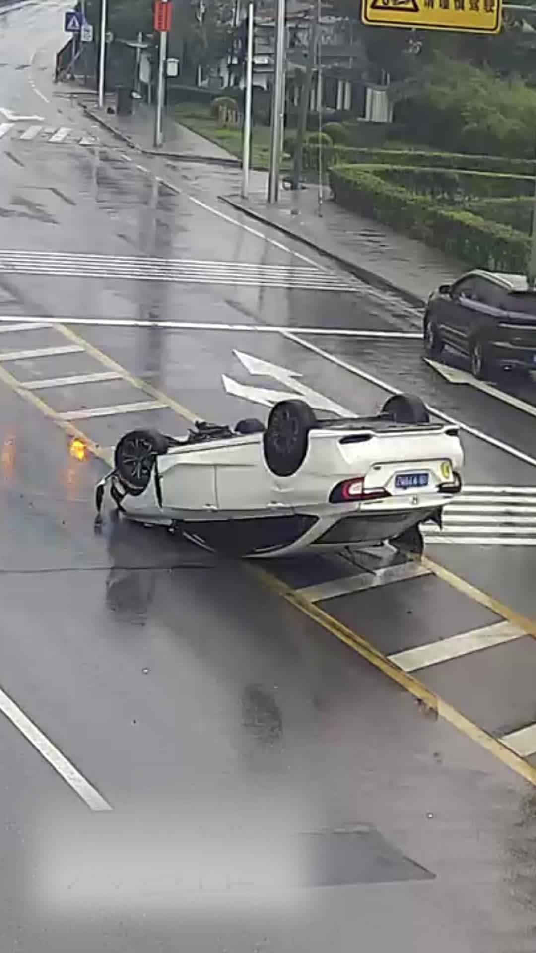 พลเมืองดีรุมช่วยเหลือ 'รถคว่ำ' หลังฝนตกถนนลื่นในฉงชิ่ง