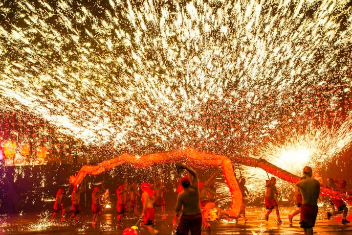 เชิดมังกรถงเหลียง' พ่นไฟเร่าร้อนในฉงชิ่ง