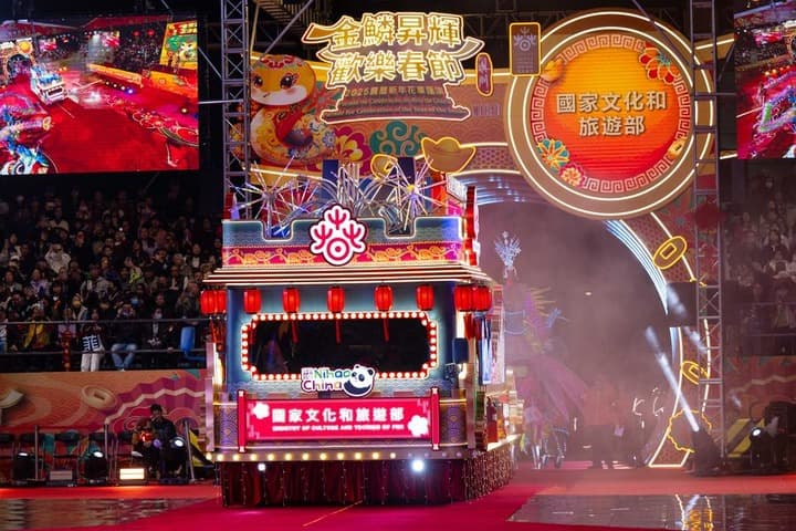 ขบวนพาเหรดฉลอง 'เทศกาลตรุษจีน' สุดตระการตาในมาเก๊า