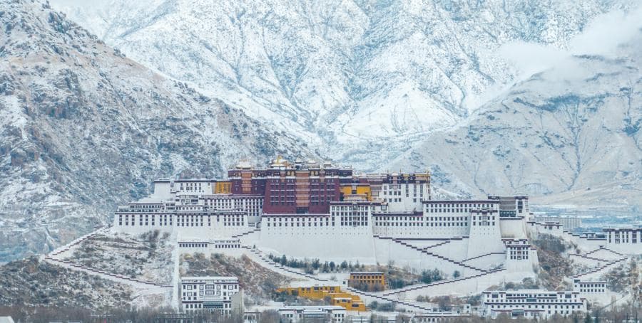 หิมะขาวห่มคลุม 'ลาซา' เมืองเอกหลังคาโลก