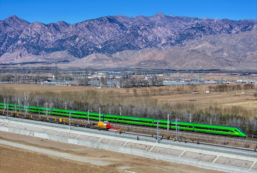 คนงานลุยวางราง 'ม้าเหล็กเร็วสูง' สายใหม่ในมองโกเลียใน