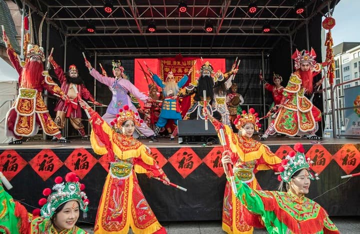 ทัพนักเต้นจีนโชว์ 'ระบำอิงเกอ' ฉลองตรุษจีนในเยอรมนี