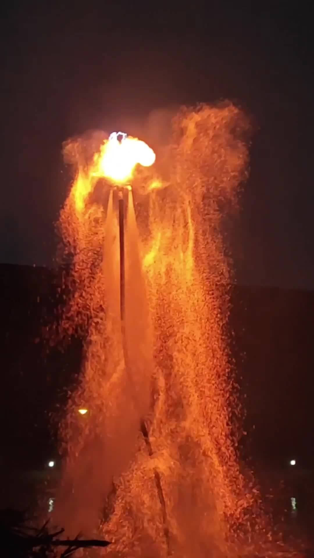 เตะตาสุด 'ดอกไม้ไฟเหล็กยกหม้อ' กลางน้ำในกวางตุ้ง