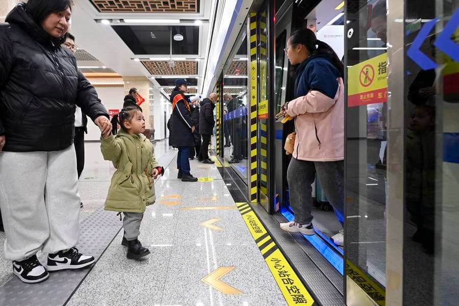 ผู้คนตบเท้าขึ้น 'รถไฟใต้ดิน' สายใหม่ในไท่หยวน