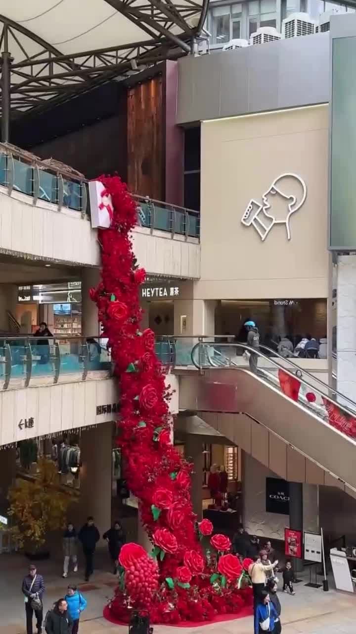 เตะตา 'น้ำตกดอกกุหลาบ' สูง 13 เมตร ในคุนหมิง