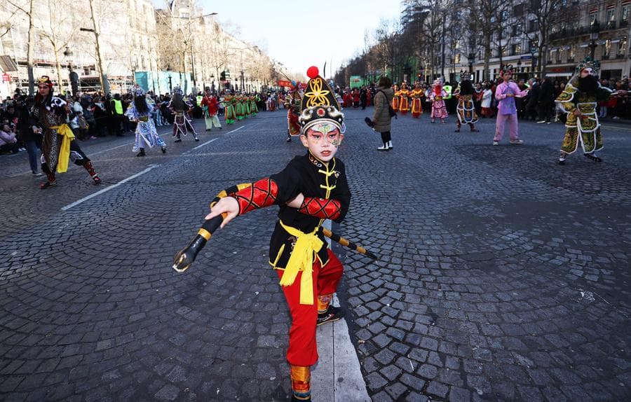 ทัพนักเต้นโชว์ลีลา 'ระบำอิงเกอ' ฉลองตรุษจีนในปารีส