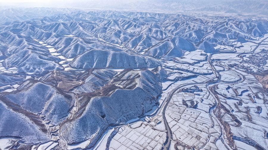 หิมะขาวห่มแนวขุนเขาในกานซู่