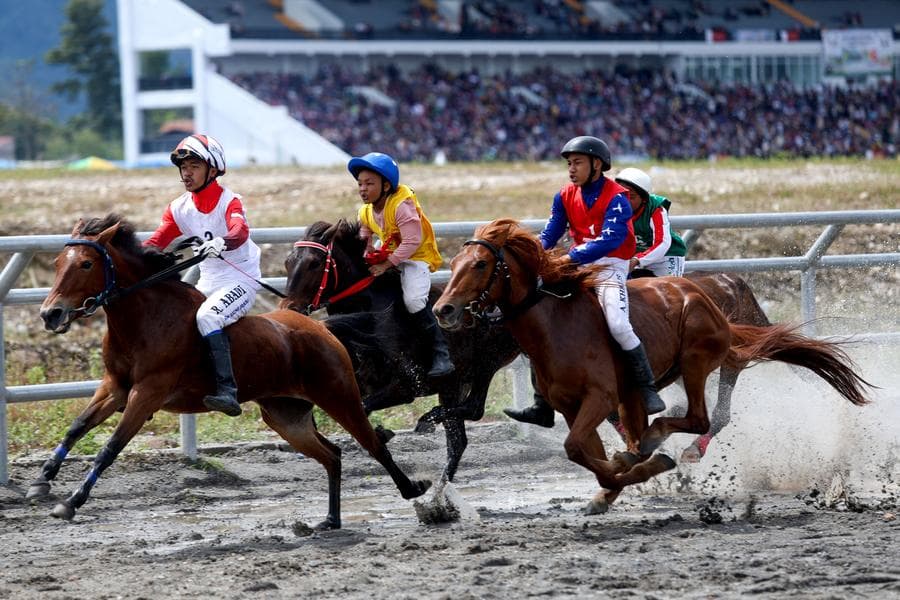 แก๊งวัยโจ๋ลงแข่ง 'ขี่ม้าดั้งเดิม' เร็วแรงฝุ่นตลบในอินโดฯ