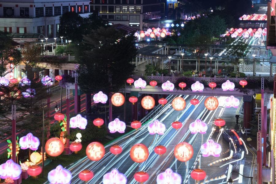 เหตุชนซ้อน 6 คันในสิงคโปร์ ไฟไหม้รถสองคัน ไร้บาดเจ็บ