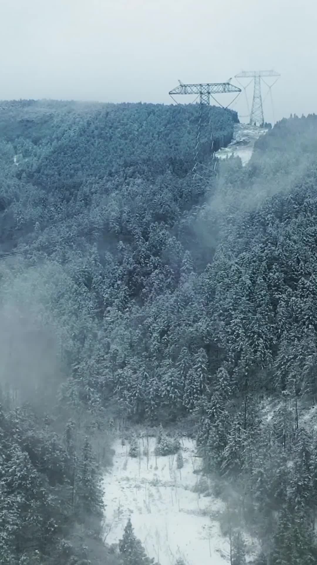 ฉงชิ่งบิน 'โดรน' ช่วยซ่อมบำรุงสายไฟช่วงอากาศเย็นจัด