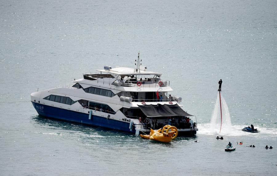 นักท่องเที่ยวนั่ง 'เรือยอชต์' เที่ยวสนุกในซานย่า