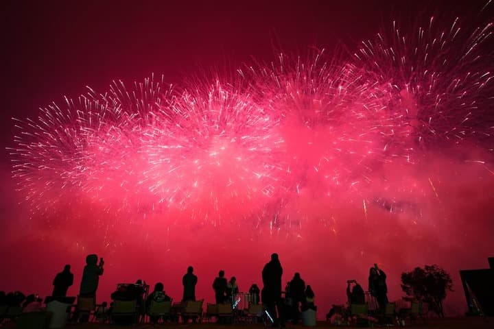 โชว์ 'พลุดอกไม้ไฟ+โดรน' ตระการตาฟ้าราตรีในหูหนาน