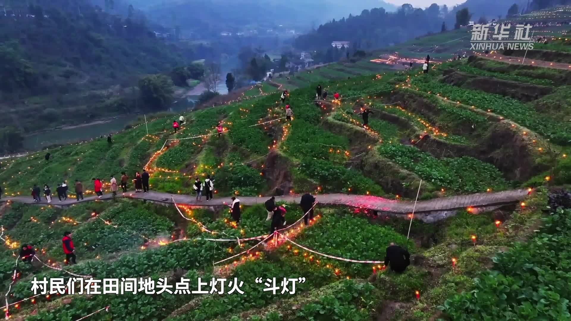 สวนขั้นบันไดสว่างเรืองรอง ฉลองเทศกาลโคมไฟในฉงชิ่ง