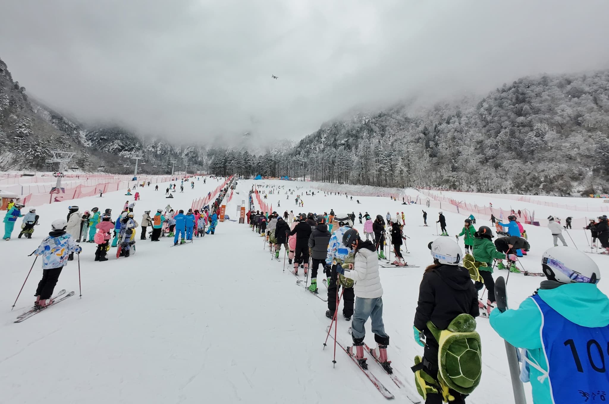 คิวยาวเฟื้อย 'สกีรีสอร์ต' ในเสฉวน รับทัพนักท่องเที่ยวจุกๆ