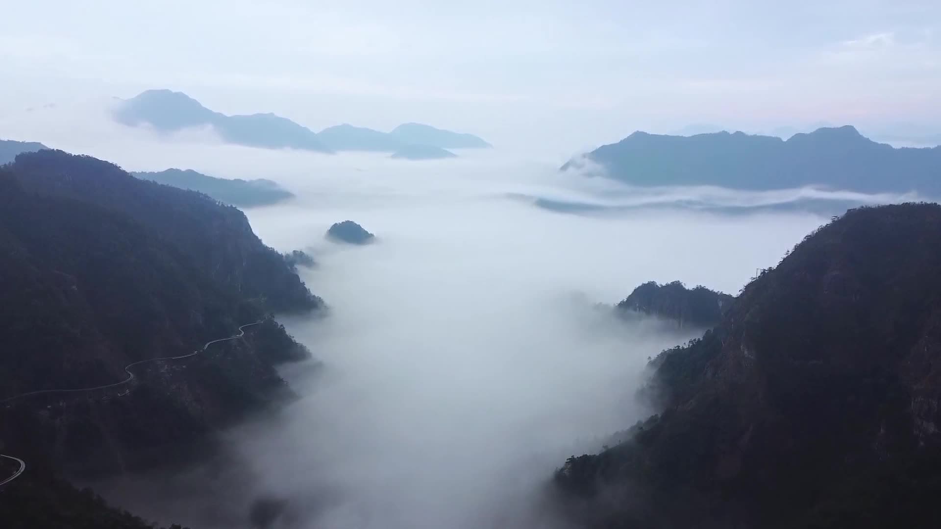 นั่ง 'รถไฟเลียบหน้าผา' ในเจียงซี ชมขุนเขา ทะเลหมอก หิมะตก