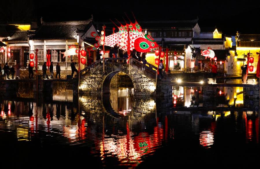 ขบวนแห่ 'โคมไฟปลา' ส่องสว่างหมู่บ้านโบราณในอันฮุย