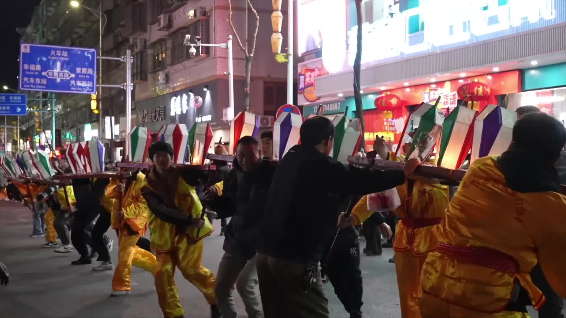 เชิด 'มังกรโคมไฟป่านป่าน' ยาว 400 เมตร ฉลองหยวนเซียวในหูหนาน