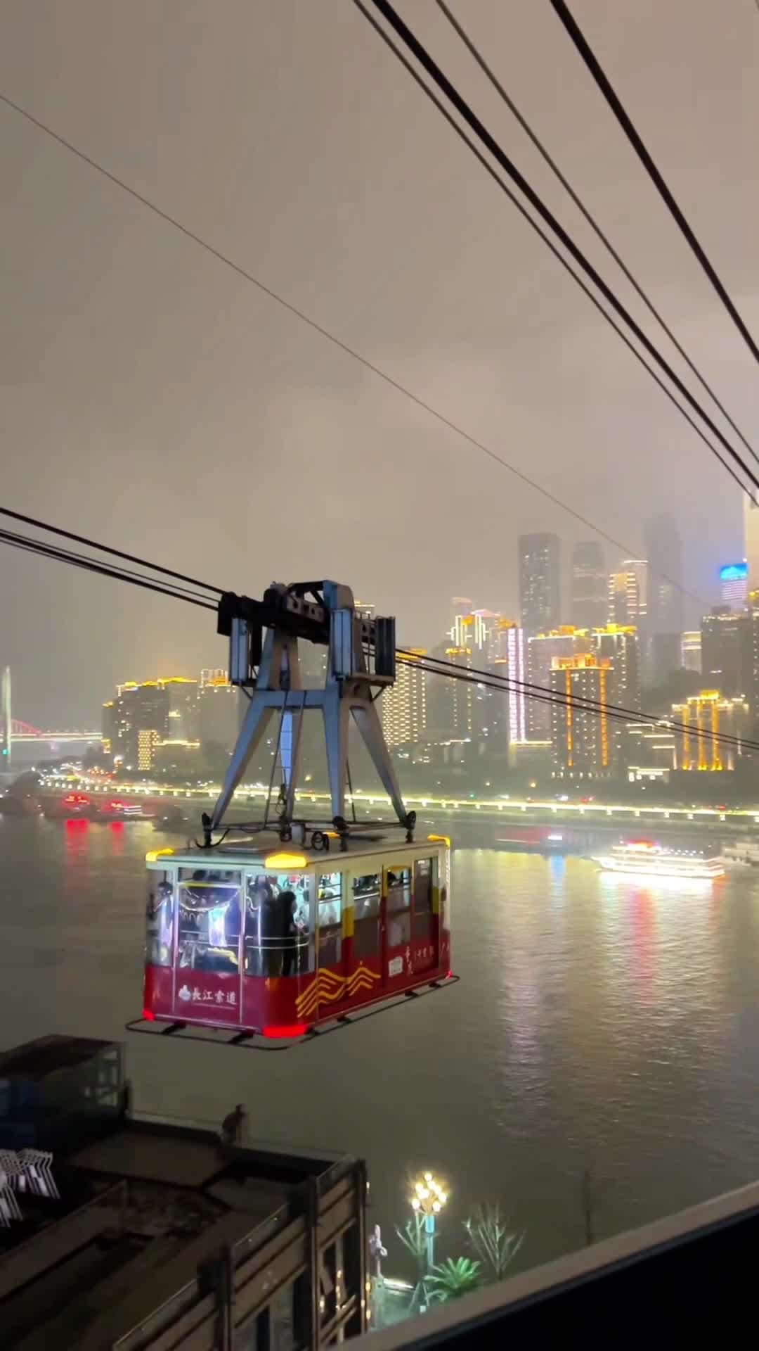 ตบเท้าขึ้น 'กระเช้าลอยฟ้า' ชมวิวแม่น้ำแยงซีในฉงชิ่ง