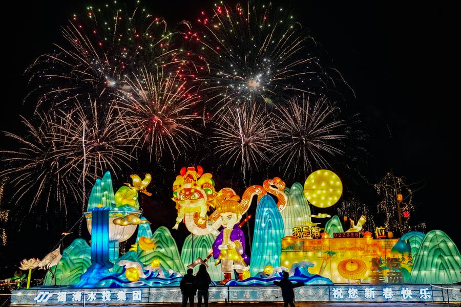 โชว์พลุดอกไม้ไฟตระการตา ต้อนรับเทศกาลหยวนเซียวในฝูชิง