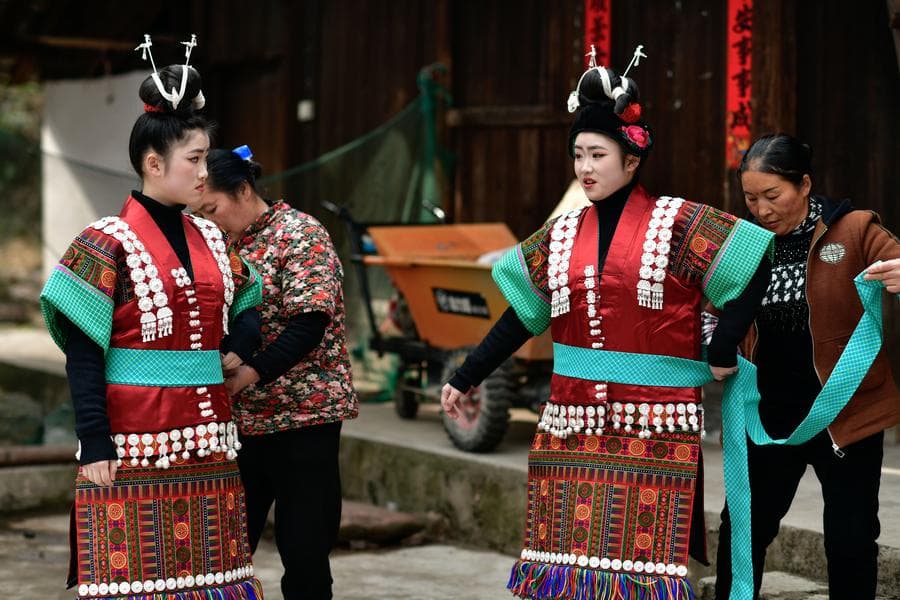 แฝดสาวร่วมฉลอง 'เทศกาลกานหนางเซียง' สืบสานวัฒนธรรมกลุ่มชาติพันธุ์ในกุ้ยโจว