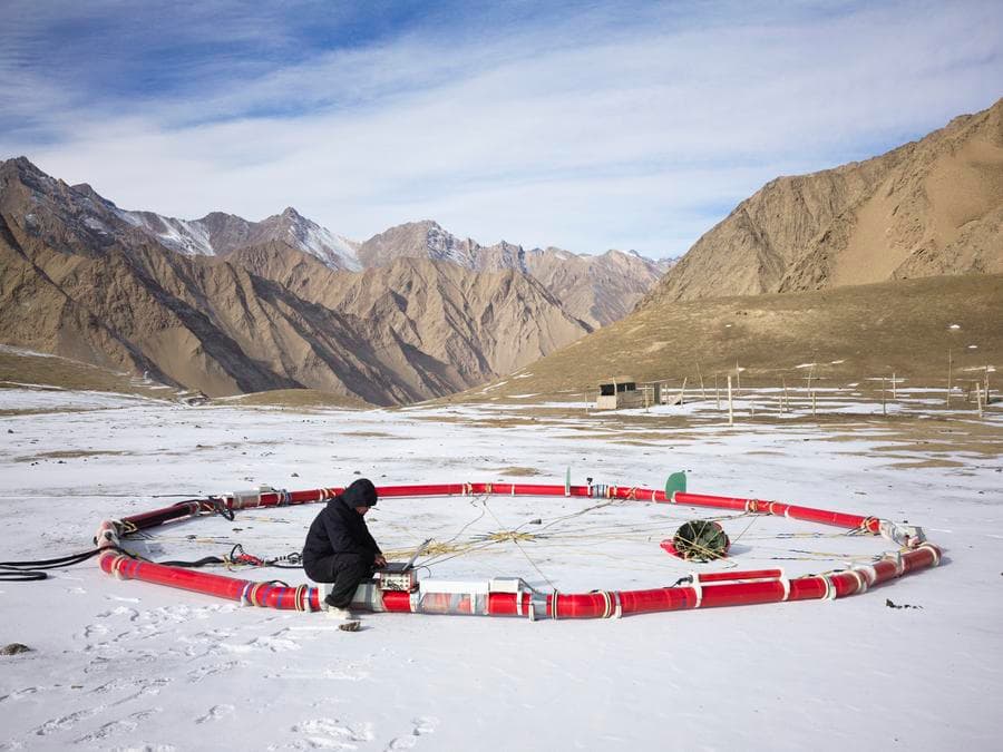 จีนใช้ระบบ 'ตรวจคลื่นแม่เหล็กไฟฟ้าด้วยเฮลิคอปเตอร์' หนุนงานสร้างทางรถไฟที่ราบสูง