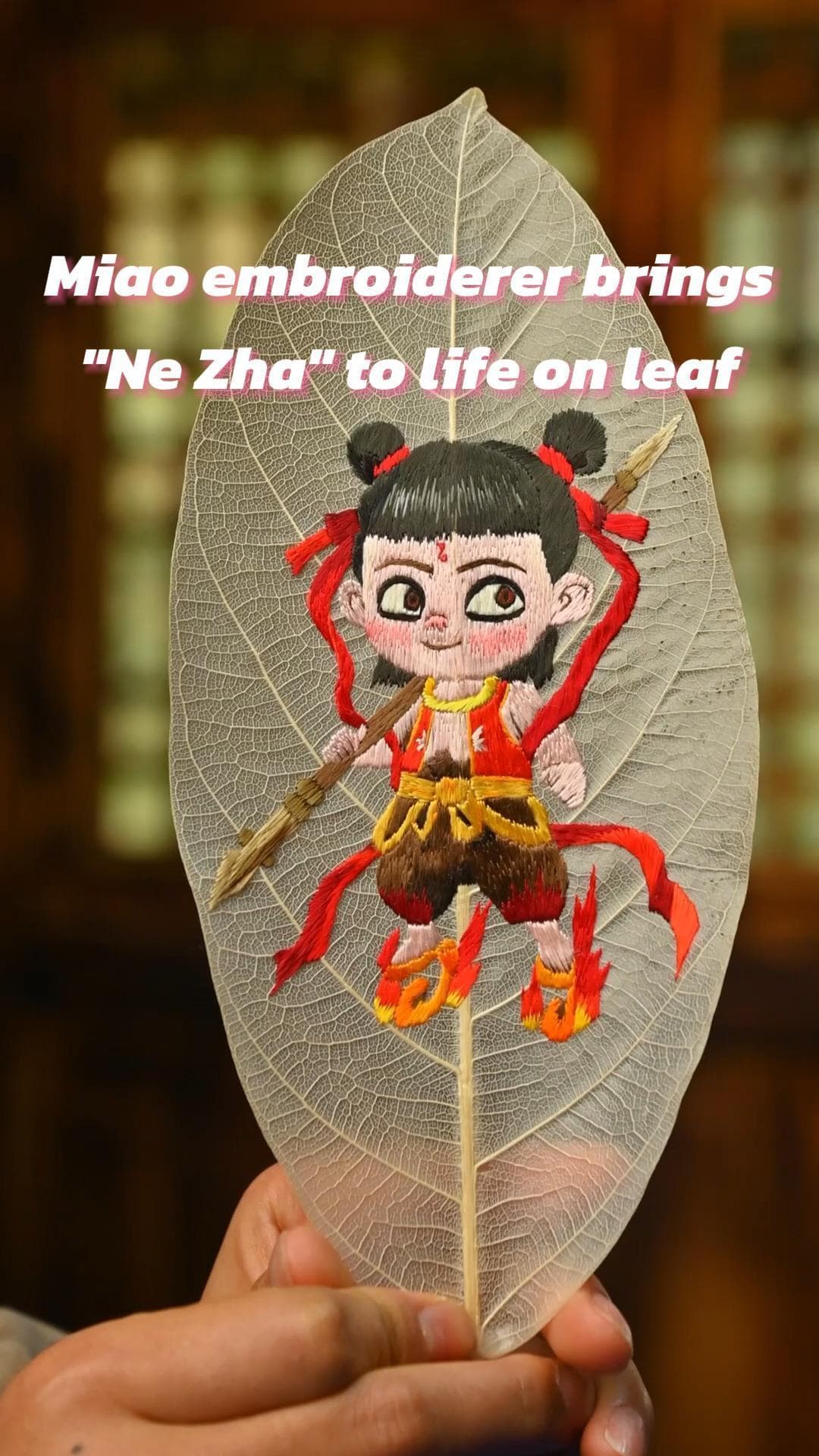 หญิงกลุ่มชาติพันธุ์เหมียวโชว์ 'ถักใบไม้' สร้างรูป 'นาจา