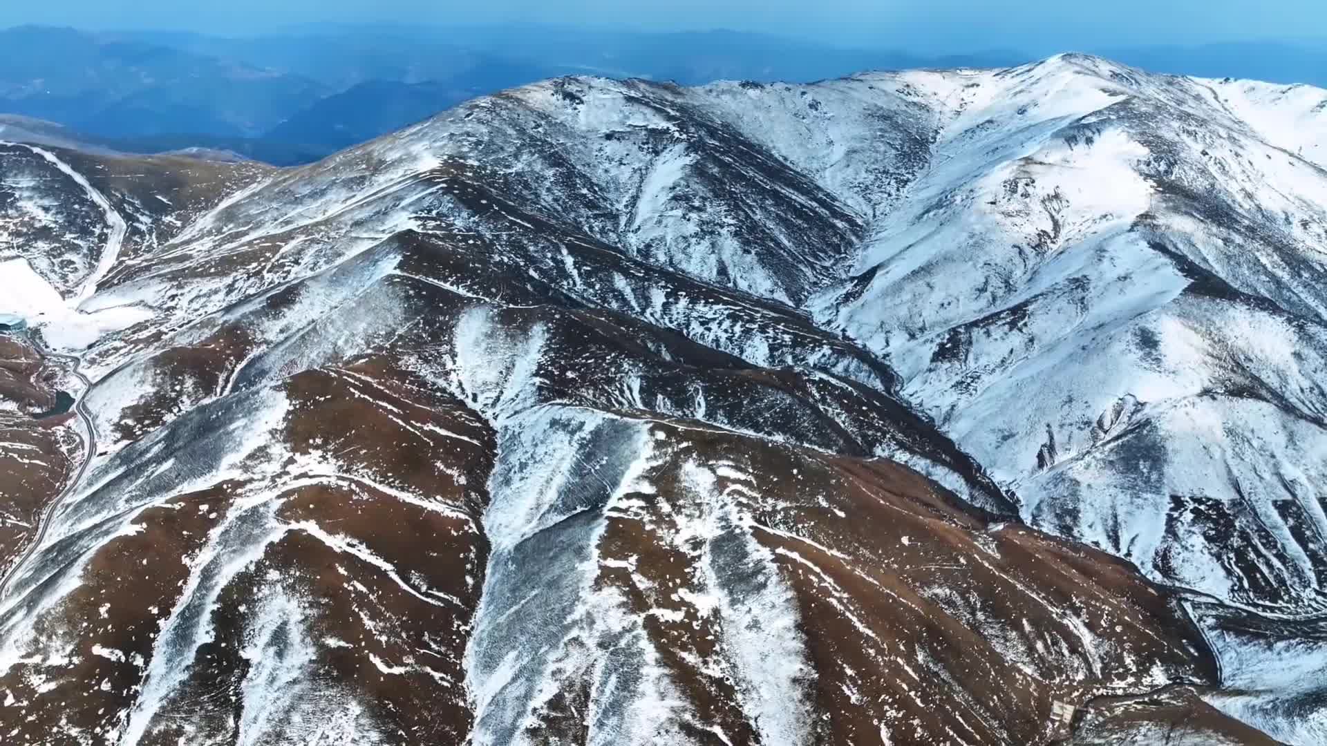 ขุนเขา 'ต้าไห่เฉ่า' หลังหิมะตก ดึงดูดเล่นกีฬาฤดูหนาวในยูนนาน