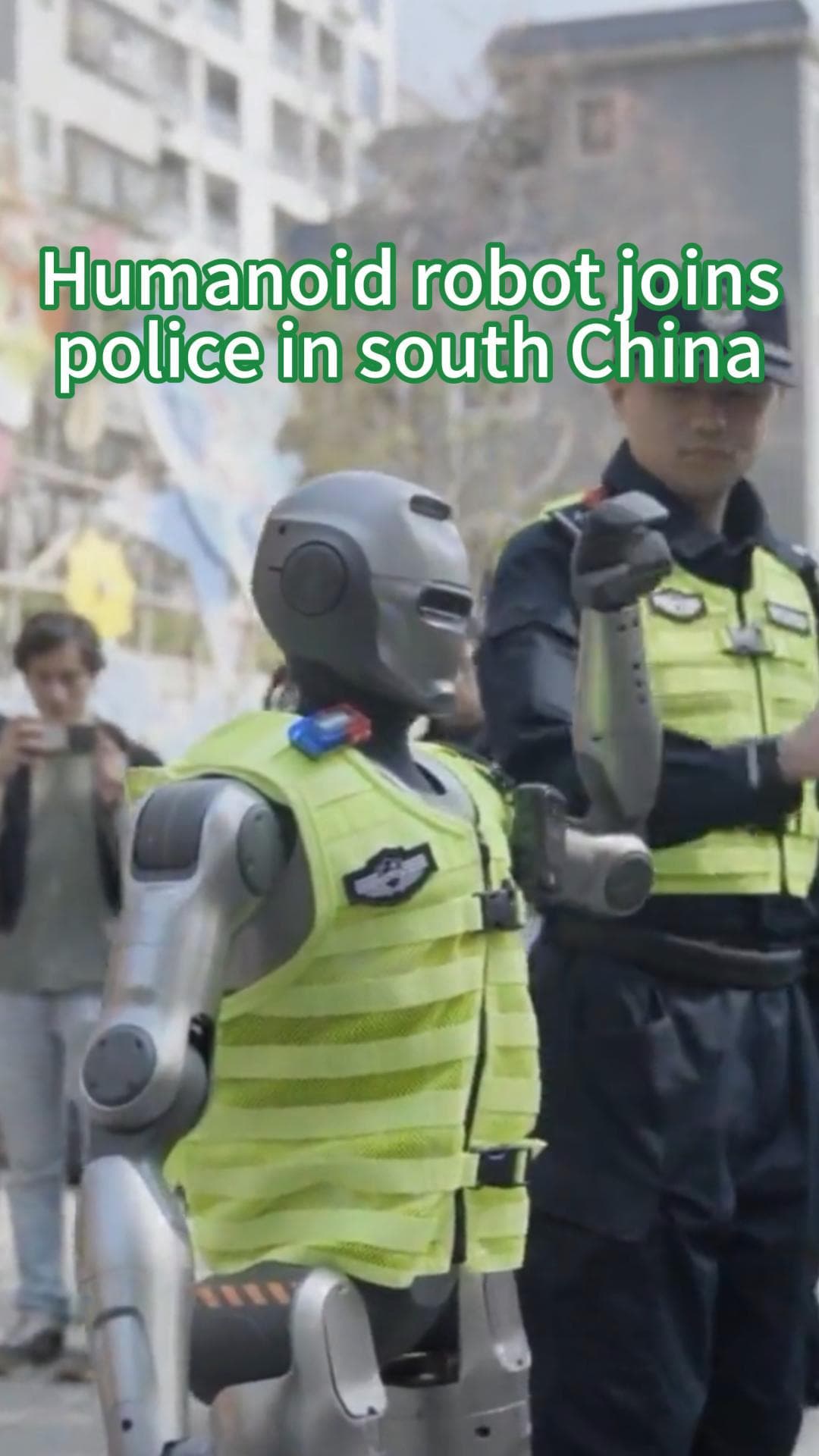 ตำรวจ 'หุ่นยนต์ฮิวแมนนอยด์' สวมเครื่องแบบออกตรวจตราในเซินเจิ้น