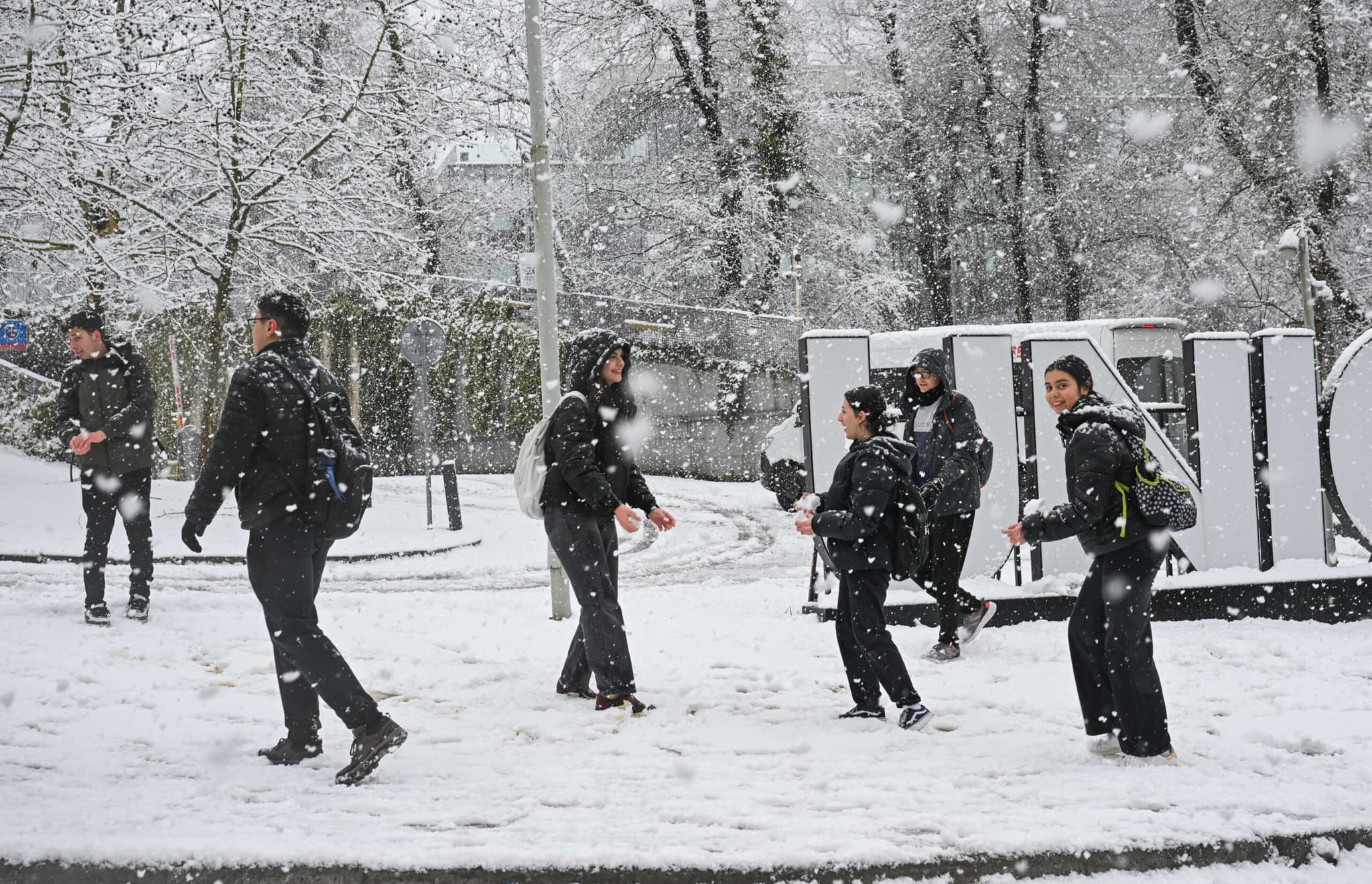 ประชาชน-รถยนต์ฝ่าหิมะตกหนัก ออกใช้ชีวิตในอิสตันบูล