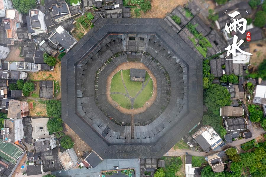 ฝนโปรยเผยเสน่ห์ 'บ้านดินถู่โหลว' แปดเหลี่ยมในกวางตุ้ง