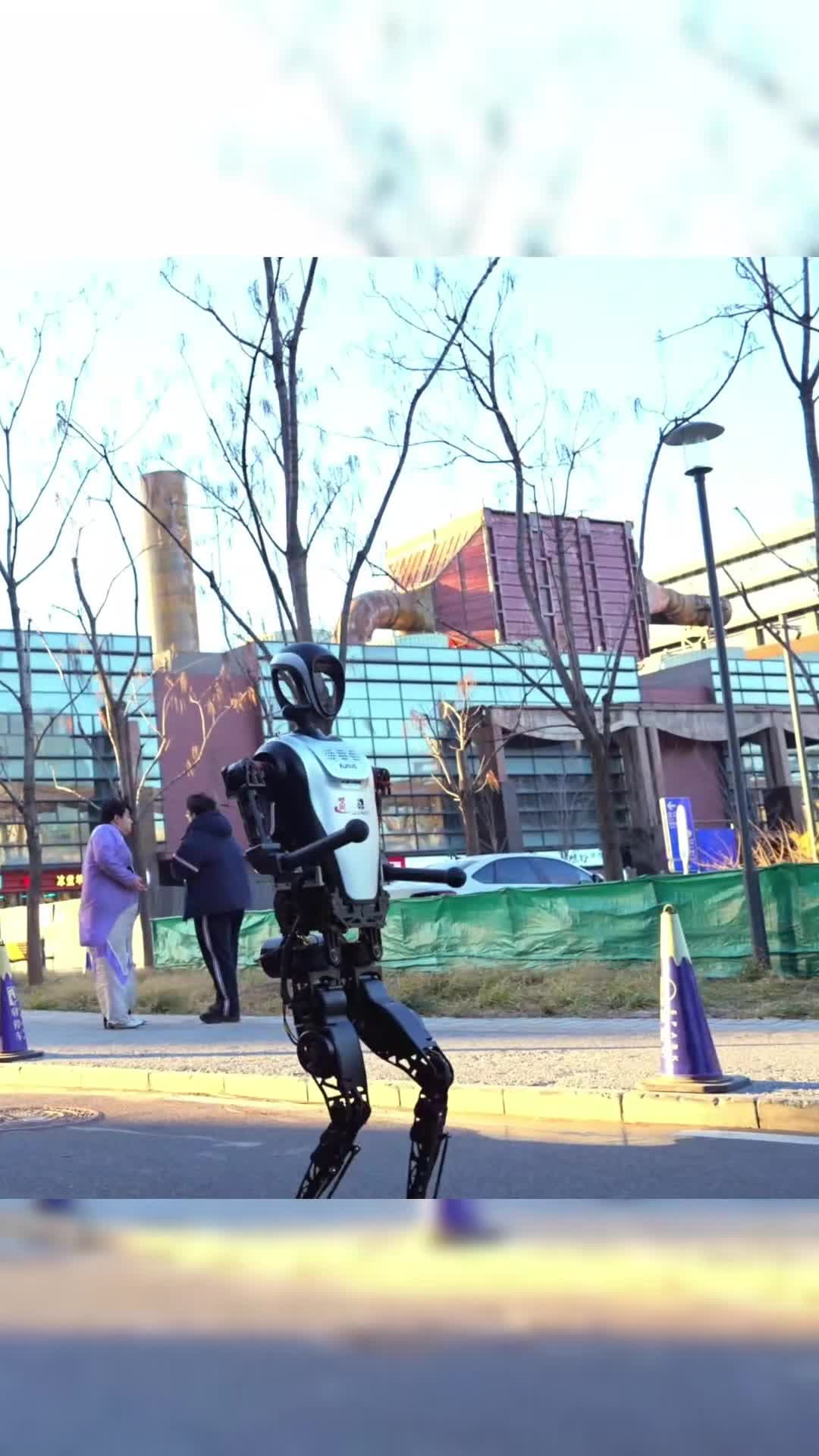 ควาฟู่' หุ่นยนต์ฮิวแมนนอยด์ฝีมือจีน วิ่งโชว์ตัวในนิคมโส่วกัง