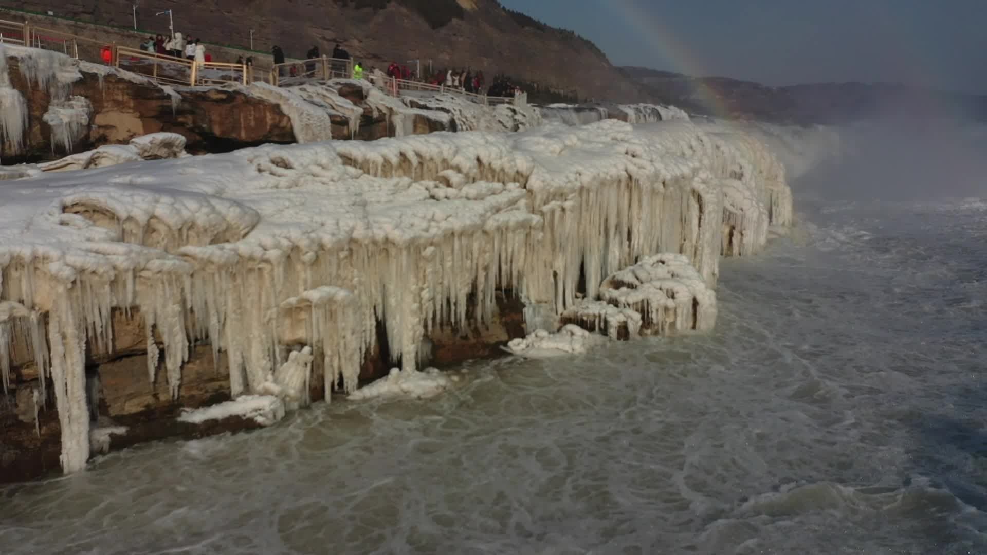 น้ำตกหูโข่วแข็งค้าง สายรุ้งโค้งทอข้าม เผยความงามของธรรมชาติ