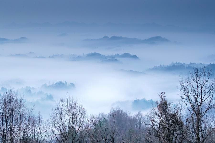 ทะเลหมอกขาวห่มคลุมหมู่บ้านโบราณกลางเขาในอันฮุย