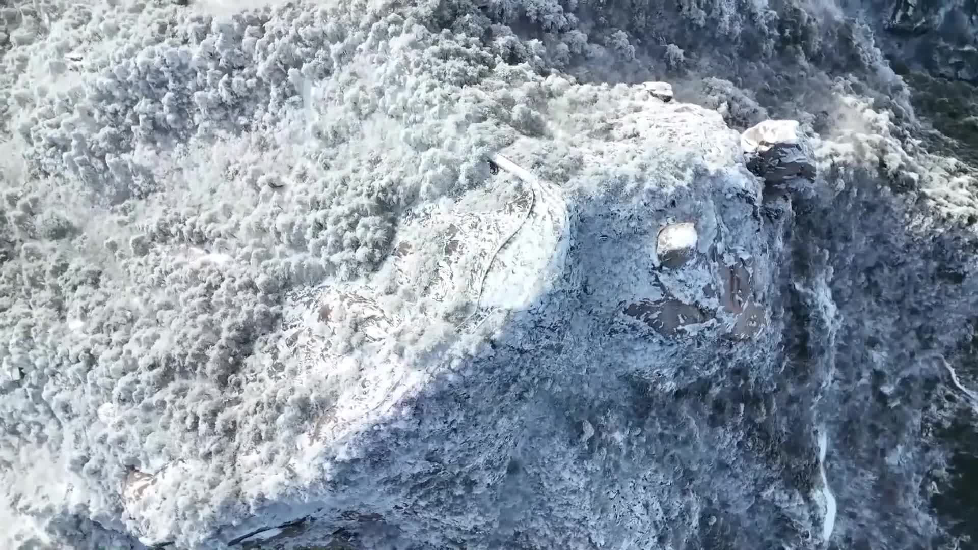 หิมะห่มขุนเขา 'จิ่วฮว่า' งดงามดังภาพวาดในอันฮุย