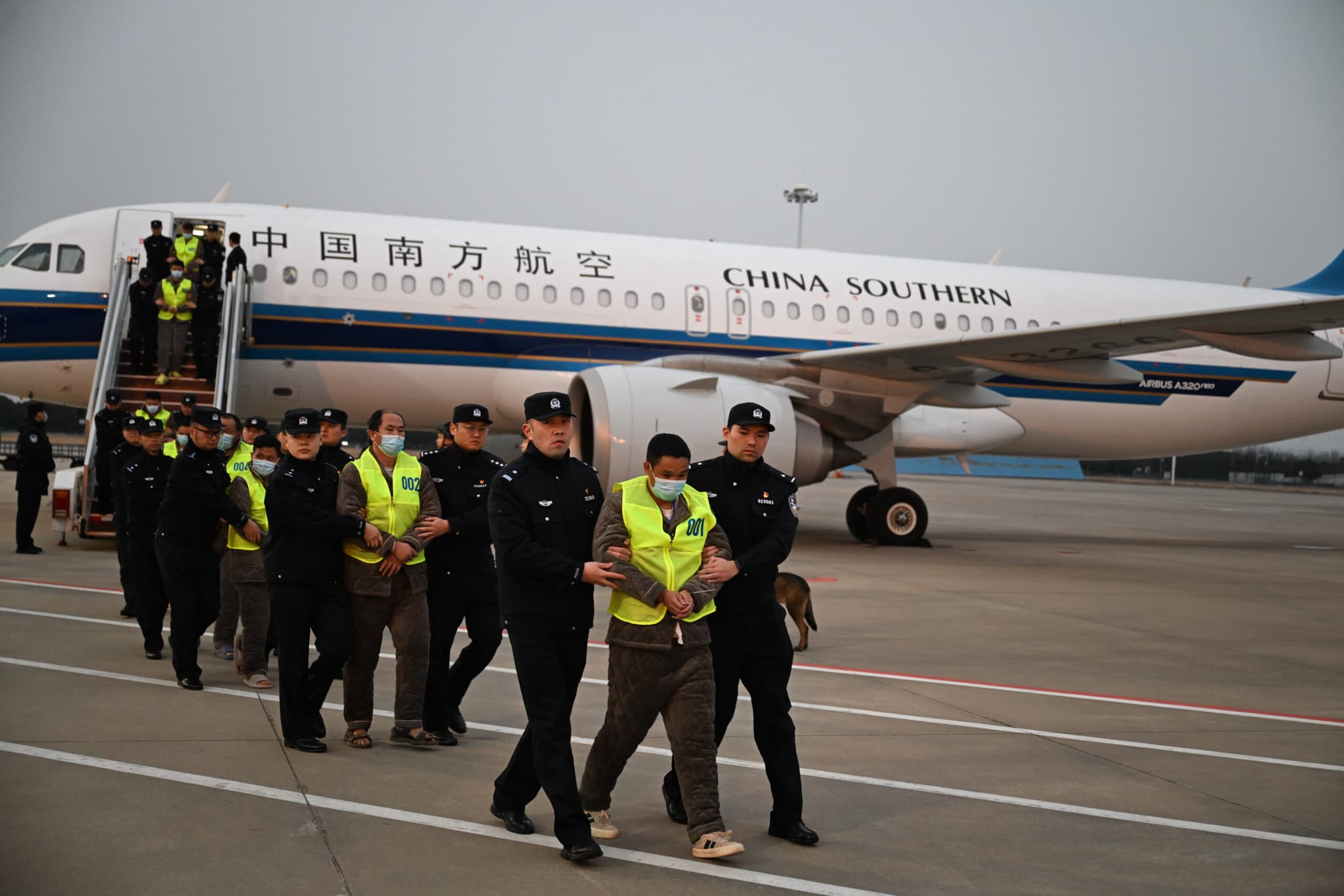 ตำรวจจีนพาผู้ต้องสงสัยฉ้อโกง 200 ราย กลับจากเมียนมา