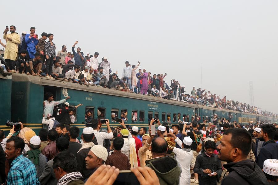 แน่นขบวน! ผู้แสวงบุญปีนรถไฟกลับบ้าน หลังร่วมงานชุมนุมมุสลิมในบังกลาเทศ