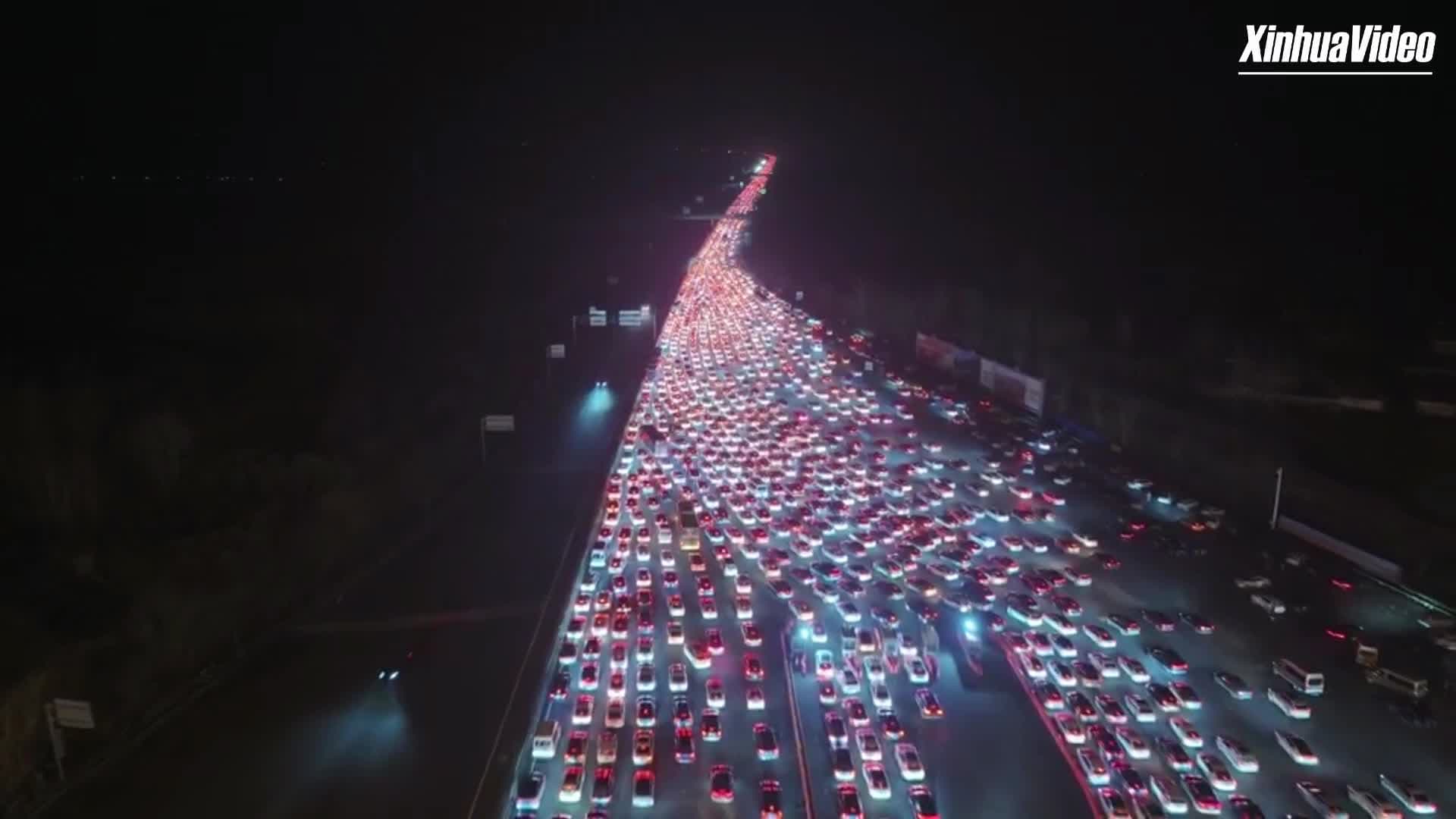 แน่นทุกเลน! การจราจรใกล้ 'ด่านทางด่วน' ใหญ่สุดในจีน