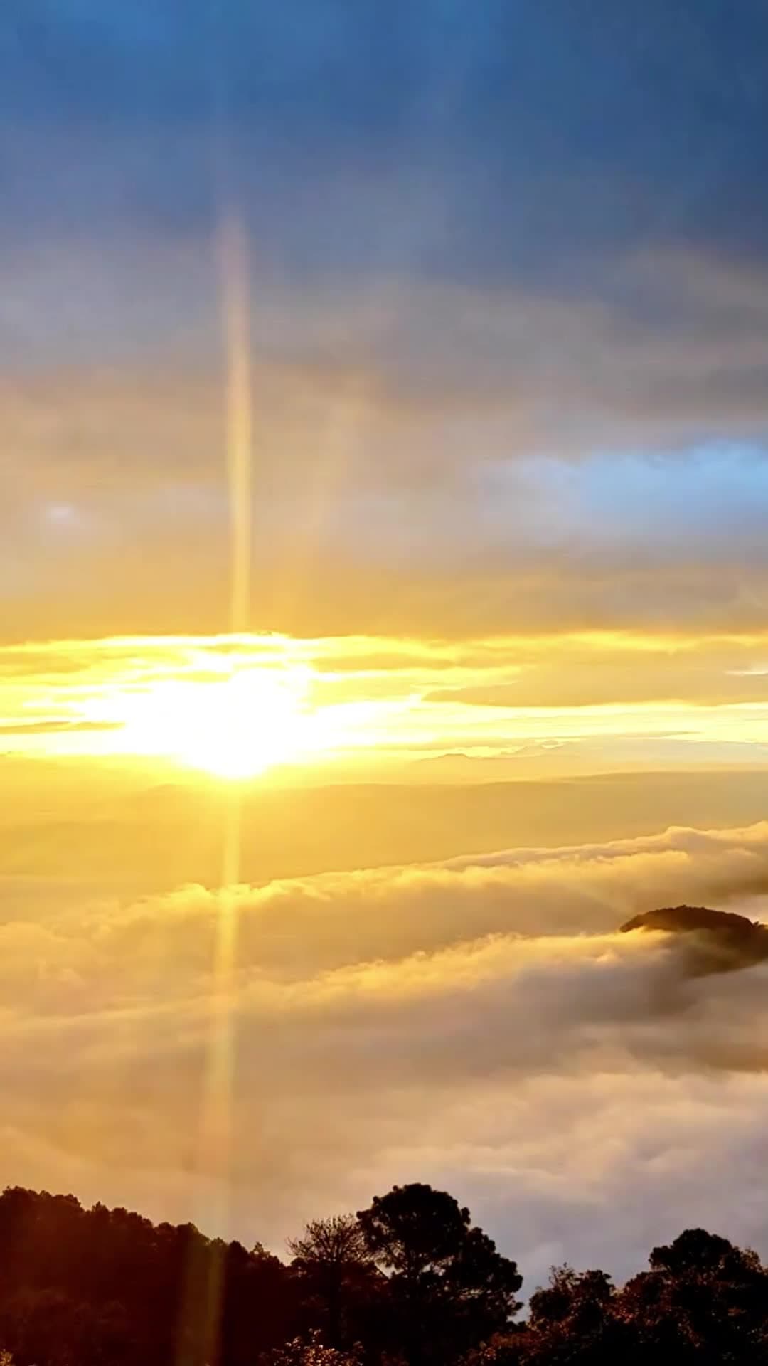 แสงตะวันส่องเกลียวคลื่นที่ 'ภูเขาไอเหลา' ในยูนนาน