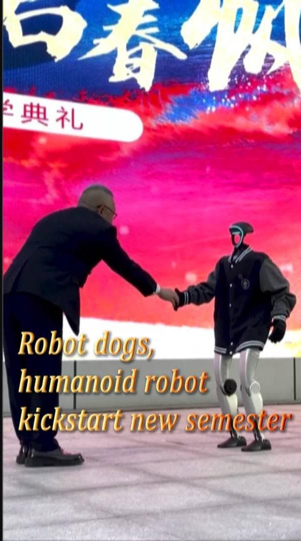 โรงเรียนในฉงชิ่งพาแก๊ง 'หุ่นยนต์' ร่วมพิธีวันเปิดเทอมใหม่