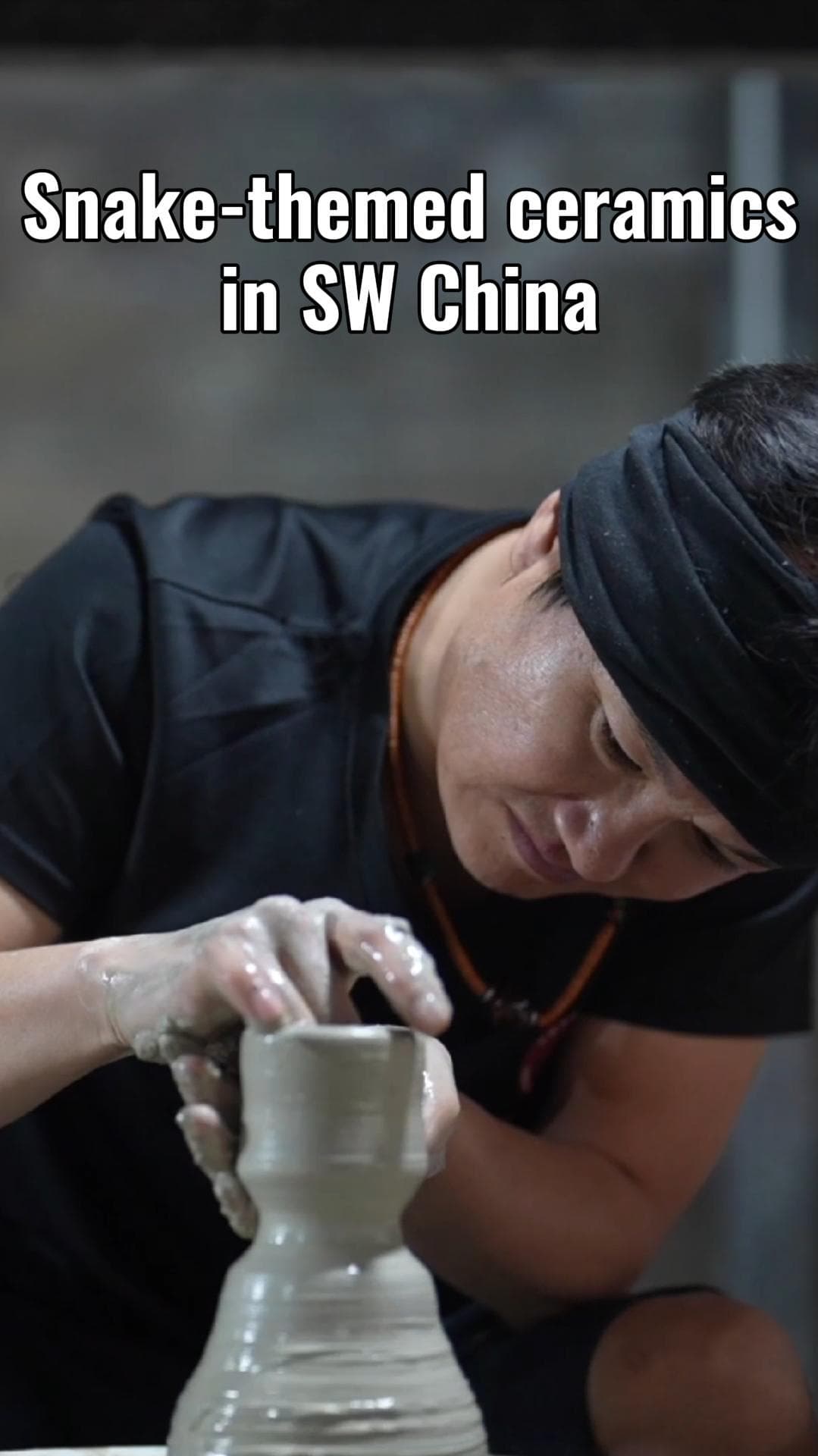 ช่างเซรามิกยูนนานโชว์ปั้นเซรามิกวาดลาย 'งู' ฉลองตรุษจีน