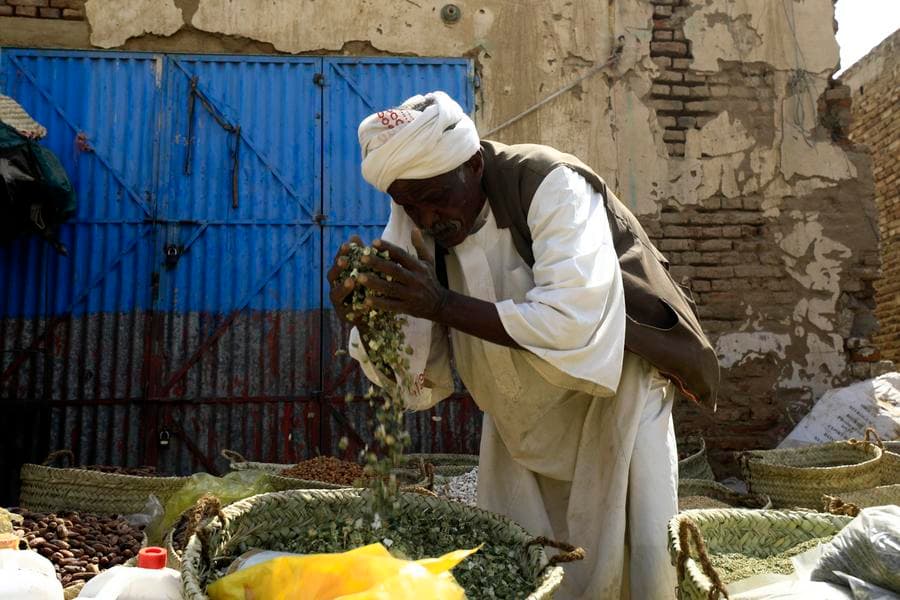 พ่อค้าแม่ค้าตั้งแผงขายของ เตรียมรับ 'เดือนรอมฎอน' ในซูดาน