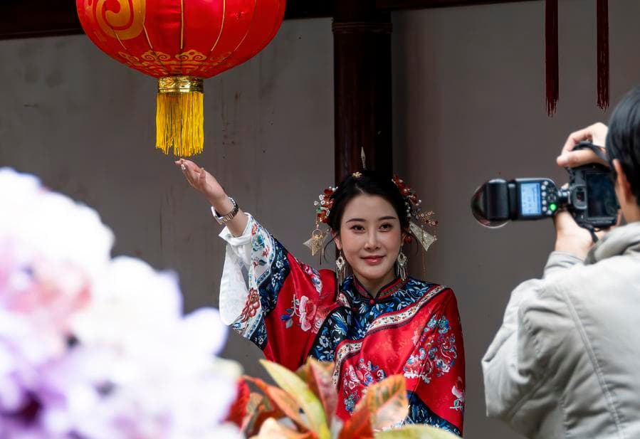 นักท่องเที่ยวสวม 'เครื่องหัวปิ่นปัก' เดินเล่นถนนโบราณพันปี