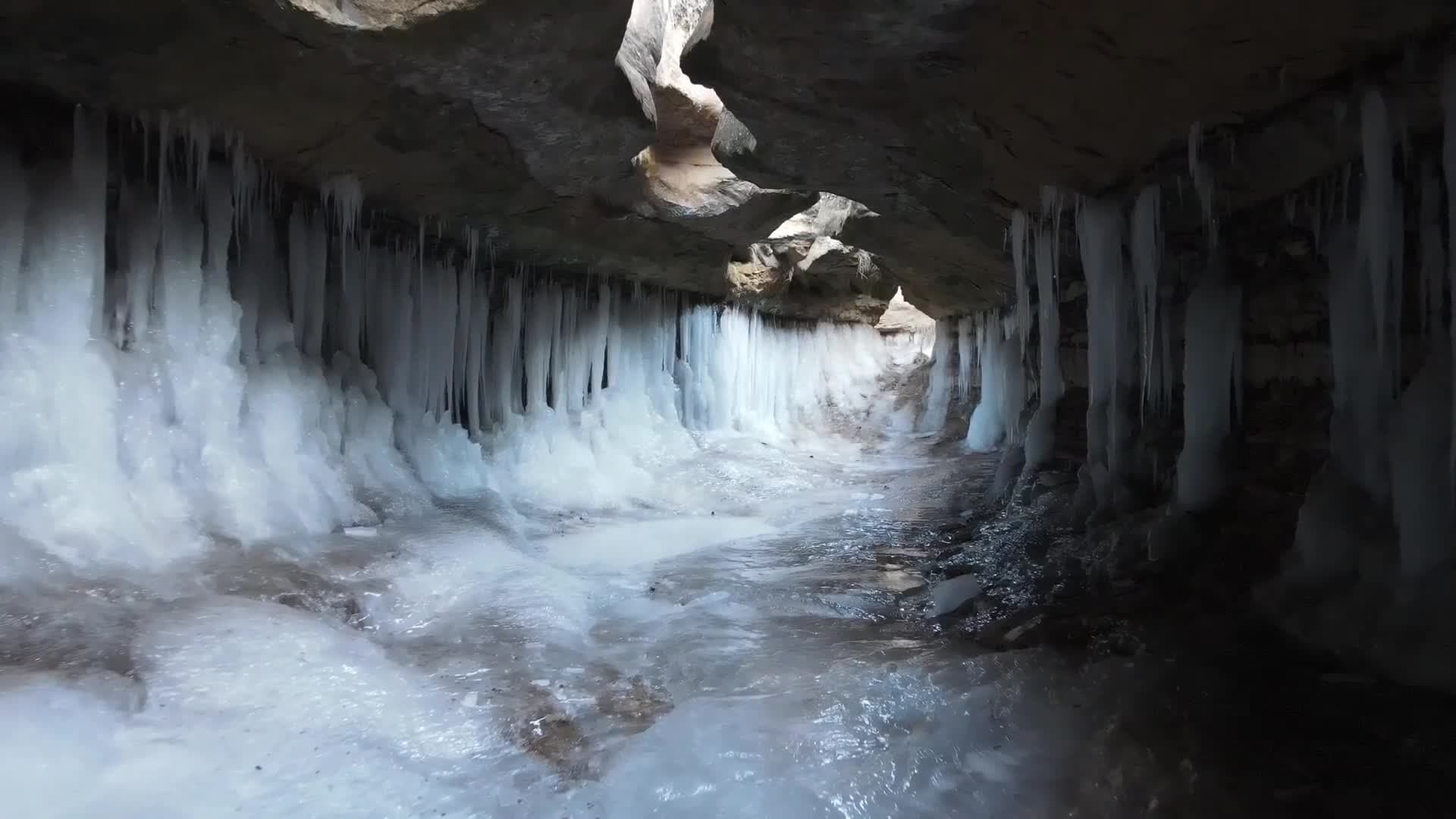 นักท่องเที่ยวเยือนยล 'วังน้ำแข็งใต้ดิน' ในกานซู่