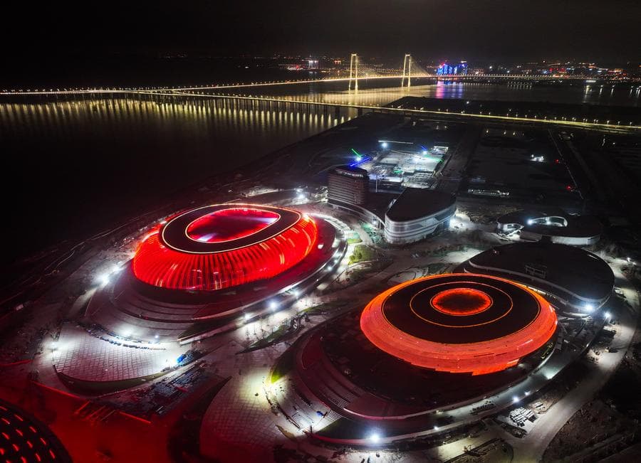 ศูนย์กีฬาสร้างใหม่ในกว่างโจว ทดสอบระบบไฟสีสวยเด่น