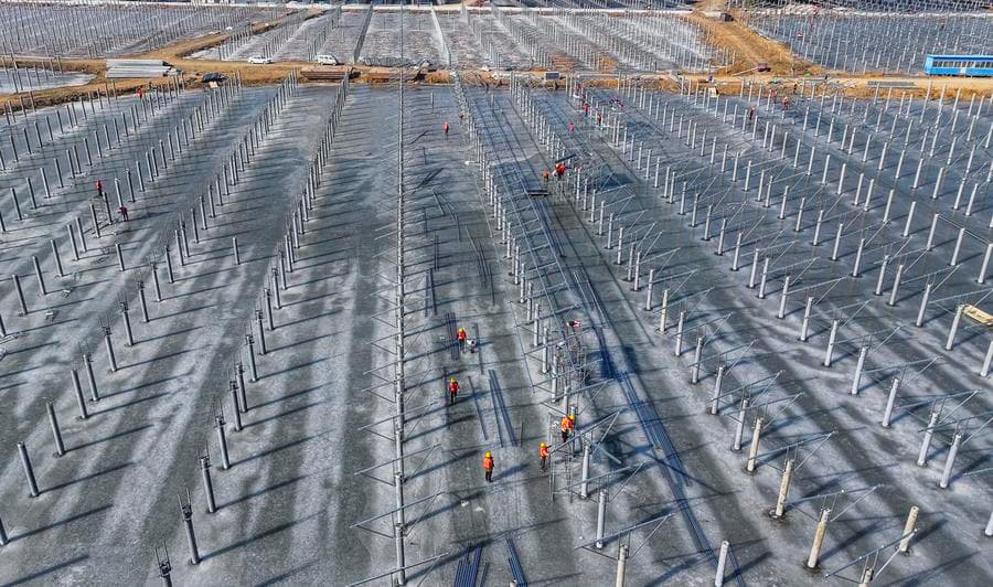 คนงานจีนสร้าง 'ฟาร์มโซลาร์เหนือบ่อเลี้ยงปลา' ในเหอเป่ย