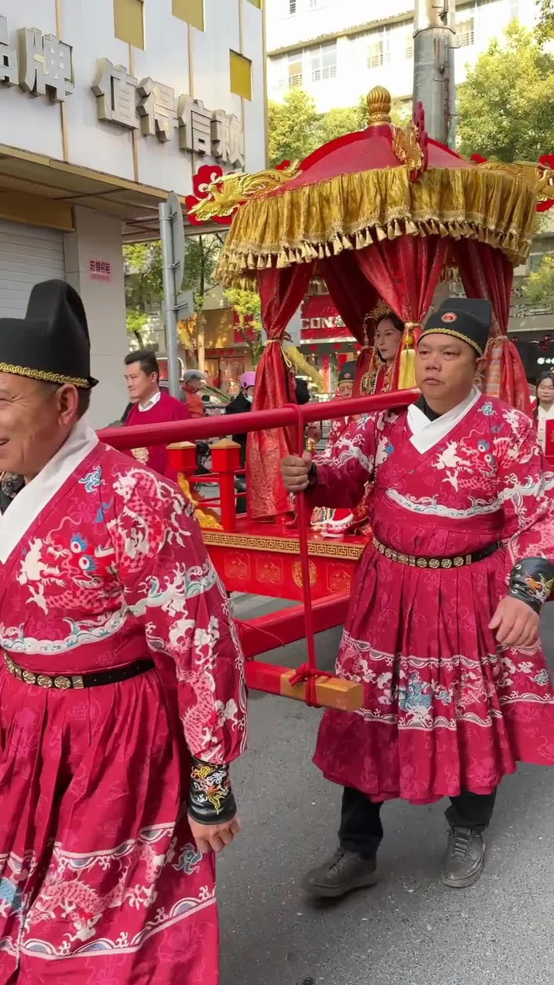 หวานชื่น! เจ้าสาวบราซิลแต่งงานแบบจีนดั้งเดิม พร้อมขบวนแห่จัดเต็ม