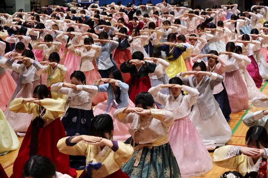 Asia Album : นักเรียนเกาหลีใต้สวมชุด "ฮันบก" เข้าพิธีสำเร็จการศึกษา