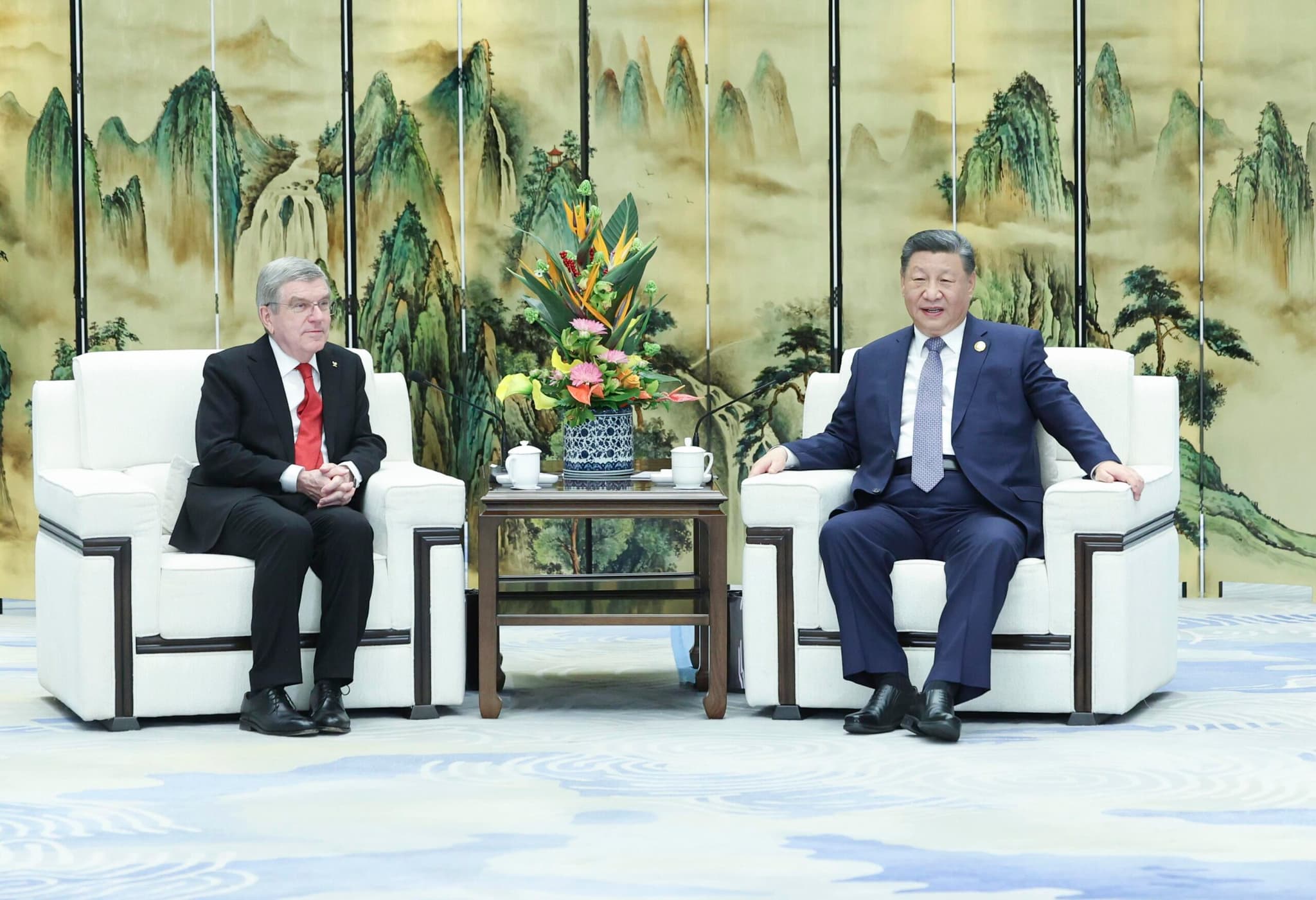 สีจิ้นผิงพบปะหารือประธาน IOC ในฮาร์บิน